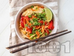 Оризови нудли с морков, тиквичка, грах и таханов сос - снимка на рецептата